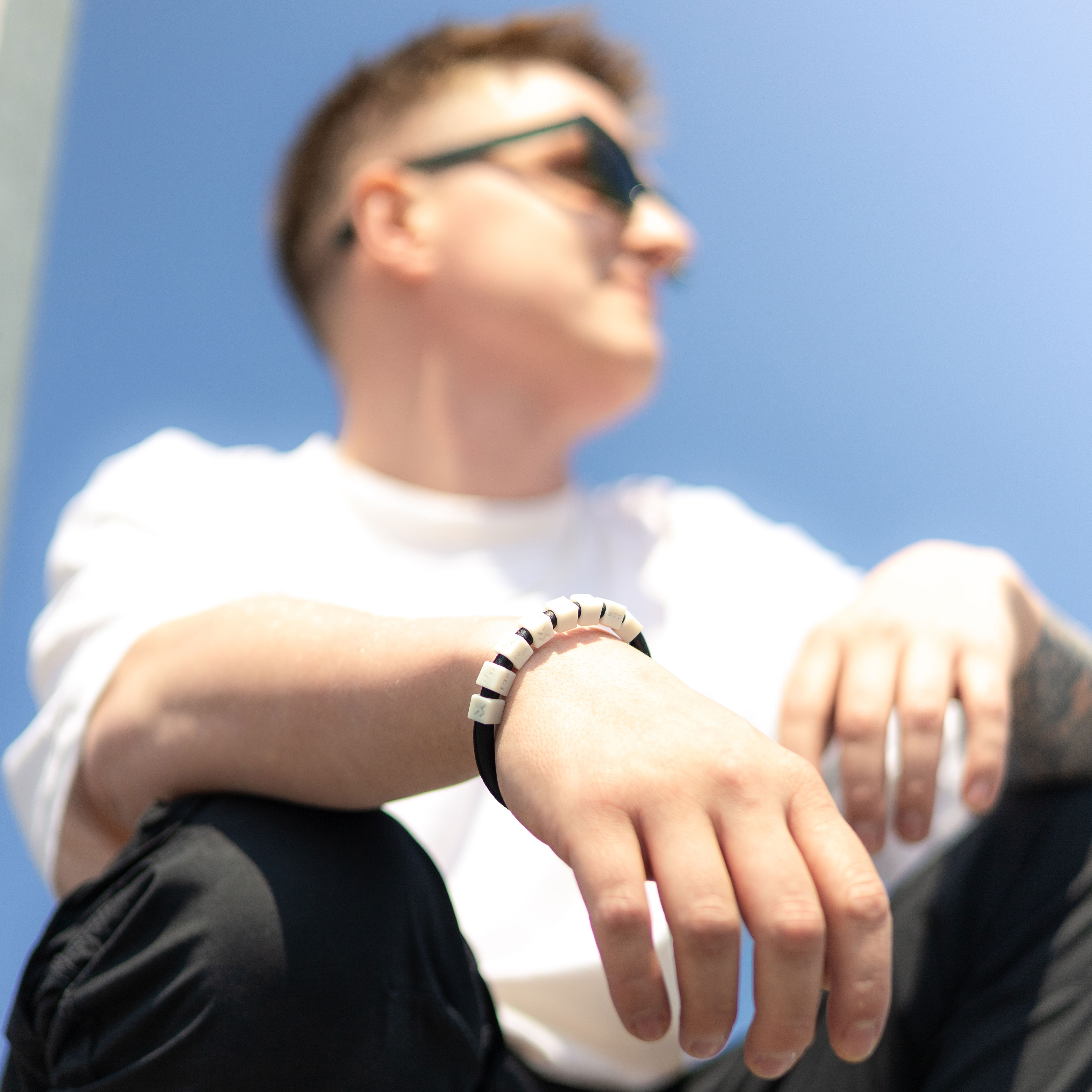 model with braclet